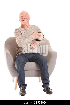 Portrait d'un homme âgé jouant au tambour sur fond blanc Banque D'Images