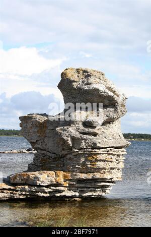 Rauk, une sorte de formation de roches, sur Fårö, Gotland, Suède. Banque D'Images