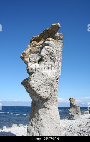 Rauk, une sorte de formation rocheuse, sur l'île Fårö à l'extérieur de Gotland, en Suède. Banque D'Images