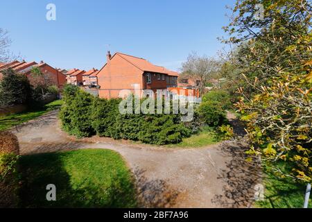 Un sentier qui relie Primrose Hill Gardens et Primrose Hill Grove à Swillington, Leeds, Royaume-Uni Banque D'Images