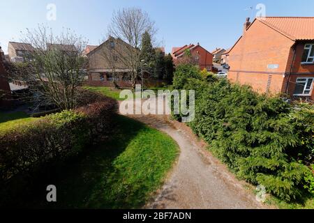 Un sentier qui relie Primrose Hill Gardens et Primrose Hill Grove à Swillington, Leeds, Royaume-Uni Banque D'Images