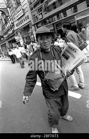 En 1997, la rue commerciale de Nanjing East Road à Shanghai a été essayée dans une rue piétonne le week-end soir Banque D'Images