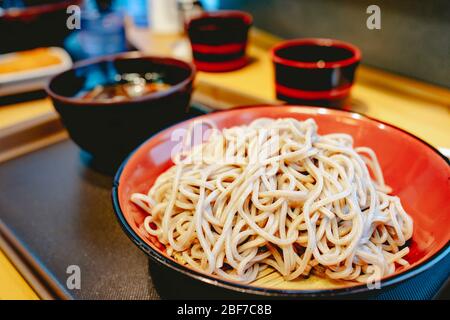 Repas japonais semoule de soba au restaurant japonais avec sauce traditionnelle maison froide Banque D'Images