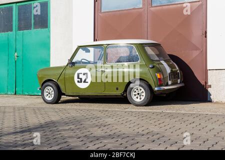 Mini Mark III sans plaque d'immatriculation garée devant le garage de réparation automobile, Hongrie Banque D'Images