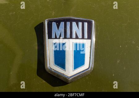 Emblème du Mini Mark III des années 1970 sur le vert Banque D'Images