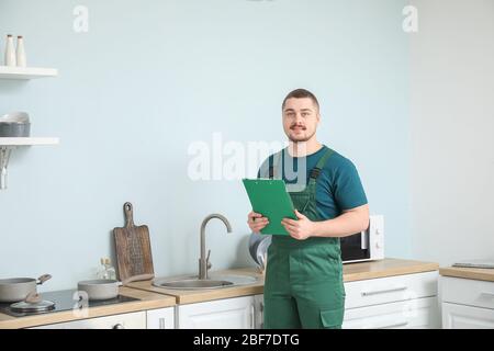 Portrait du plombier dans la cuisine Banque D'Images