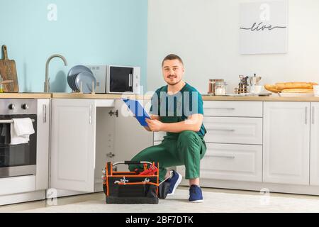 Portrait du plombier dans la cuisine Banque D'Images