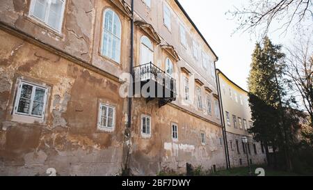 Ancien palais historique Erdody Draskovic à Gornji Grad (Haute-ville) à Zagreb. Magnifique balcon en fer noir sur la façade nord usée du bâtiment Banque D'Images