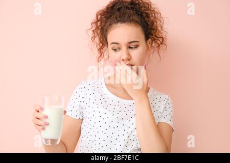 Femme afro-américaine allergique aux produits laitiers sur fond de couleur Banque D'Images