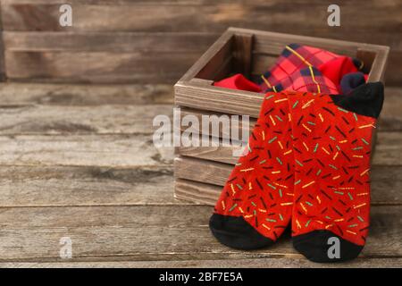 Boîte avec chaussettes sur table en bois Banque D'Images