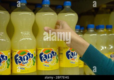 Un client de ramasser une Fanta Banque D'Images