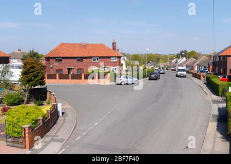 En regardant le long de Neville Grove à Swillington, Leeds à la jonction de Smeaton Grove. Banque D'Images