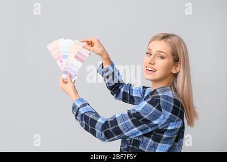 Jeune femme avec nuances de couleur sur fond gris Banque D'Images