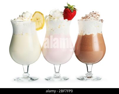 Verres de milkshakes savoureux sur fond blanc Banque D'Images