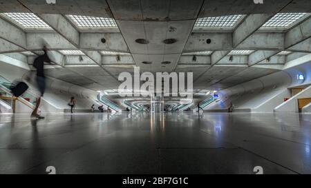 Gare de Lisbonne, Portugal; la Gare do Oriente conçue par l'architecte Santiago Calatrava. Un homme d'affaires abstrait qui marche à sa plateforme. Banque D'Images