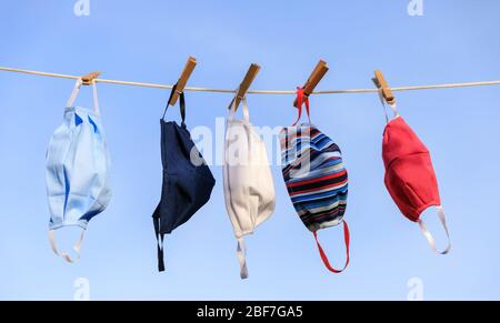 Masque de séchage suspendu sous le soleil après utilisation pour la désinfection. Masque hygiénique suspendu sur le rack extérieur après lavage pour la propreté et l'hygiène d Banque D'Images