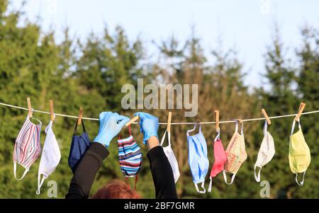 Masque de séchage suspendu sous le soleil après utilisation pour la désinfection. Masque hygiénique suspendu sur le rack extérieur après lavage pour la propreté et l'hygiène d Banque D'Images