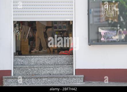 17 avril 2020, Hessen, Francfort-sur-le-Main: Dans le magasin de détail 'Das Papierhaus' du quartier Nordend de la ville, des préparatifs sont en cours pour rouvrir le magasin. Hesse assouplie les règles strictes à partir du 20 avril 2020. Les magasins ayant une zone de vente de 800 mètres carrés qui ont été auparavant fermés en raison de la propagation du coronavirus seront alors autorisés à rouvrir. Dans les magasins, les concepts de protection avec des règles de distance et d'hygiène s'appliqueront également. Photo: Arne Dedert/dpa Banque D'Images