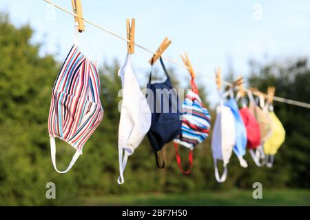 Masque de séchage suspendu sous le soleil après utilisation pour la désinfection. Masque hygiénique suspendu sur le rack extérieur après lavage pour la propreté et l'hygiène d Banque D'Images