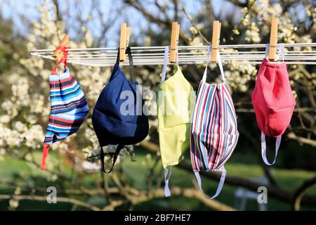 Masque de séchage suspendu sous le soleil après utilisation pour la désinfection. Masque hygiénique suspendu sur le rack extérieur après lavage pour la propreté et l'hygiène d Banque D'Images