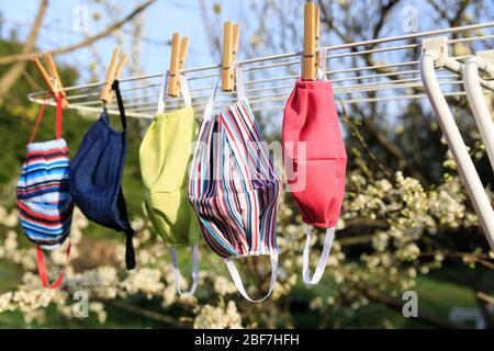 Masque de séchage suspendu sous le soleil après utilisation pour la désinfection. Masque hygiénique suspendu sur le rack extérieur après lavage pour la propreté et l'hygiène d Banque D'Images