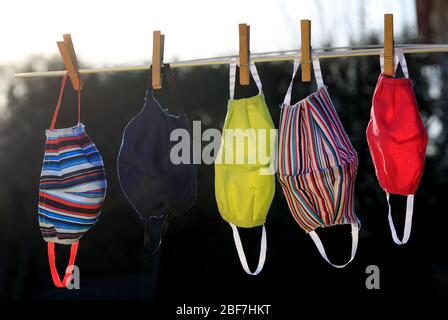 Masque de séchage suspendu sous le soleil après utilisation pour la désinfection. Masque hygiénique suspendu sur le rack extérieur après lavage pour la propreté et l'hygiène d Banque D'Images