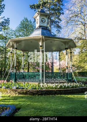 Un kiosque à musique victorien et une literie de printemps dans un parc public au Royaume-Uni. Banque D'Images