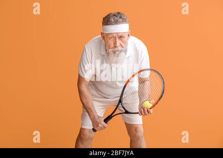 Joueur de tennis sport pour personnes âgées sur fond couleur Banque D'Images