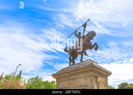 Séville, Andalousie, Espagne - 18 avril 2016 : clôture du monument à la sculpture El Cid Campeador, statue équestre en bronze sur l'Avenida del Cid Banque D'Images