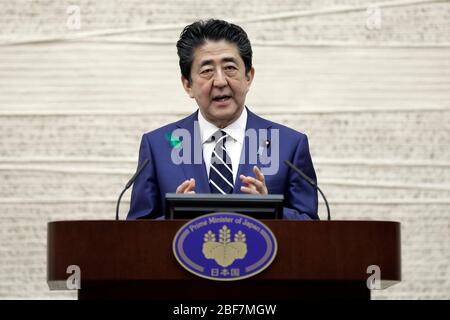 Tokyo, Japon. 17 avril 2020. Shinzo Abe, Premier ministre japonais, parle lors d'une conférence de presse à la résidence officielle du Premier ministre à Tokyo, Japon, le vendredi 17 avril 2020. Crédit: POOL/ZUMA Wire/Alay Live News Banque D'Images