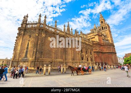 Séville, Andalousie, Espagne - 19 avril 2016 : promenades en calèche en Espagne près de la cathédrale de Séville, d'une cathédrale catholique romaine et de la plus grande église gothique Banque D'Images