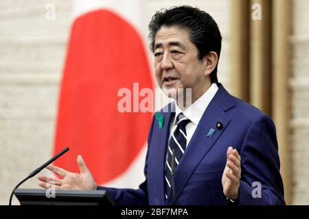 Tokyo, Japon. 17 avril 2020. Shinzo Abe, Premier ministre japonais, fait des gestes lors d'une conférence de presse à la résidence officielle du Premier ministre à Tokyo, au Japon, le vendredi 17 avril 2020. Crédit: POOL/ZUMA Wire/Alay Live News Banque D'Images