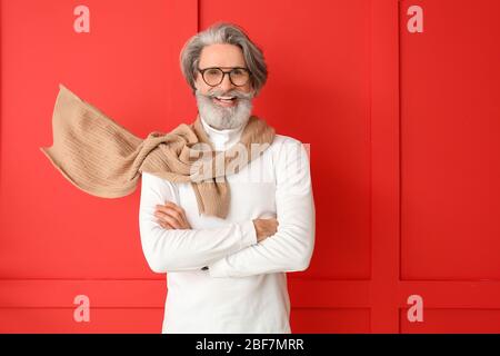 Homme âgé élégant sur fond couleur Banque D'Images