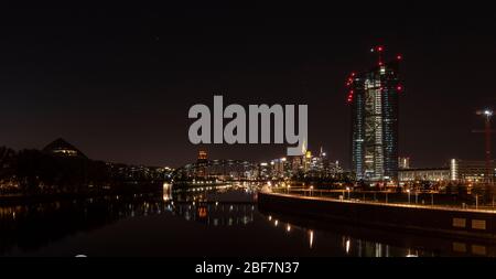 Nachtaufnahme Skyline Frankfurt am Main mit klarem Himmel während der Coronakhrip Banque D'Images