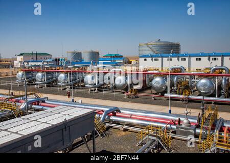 Usine pétrochimique. Panorama de l'usine de raffinerie de pétrole dans le désert. Échangeurs thermiques, réservoirs de stockage de pétrole, pipelines et construction d'usines. Ouvrier de raffinerie. Banque D'Images