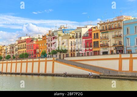 Séville, Andalousie, Espagne - 19 avril 2016 : vue sur le coucher du soleil des célèbres maisons colorées du quartier de Triana sur la rive ouest du fleuve Guadalquivir Banque D'Images