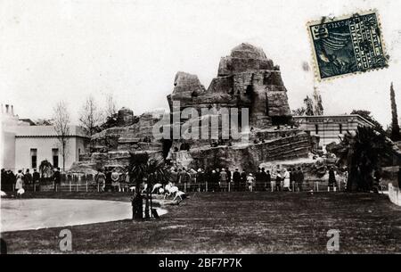 exposition coloniale internationale de 1931 : vue du rocher aux singes A Vincennes (Paris Colonial exposition 1931) carte postale Collection privee Banque D'Images