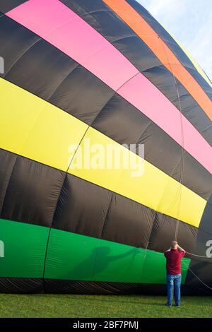 Un homme préparant un ballon d'air chaud avant le vol Banque D'Images