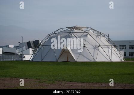 White Lightweight Geodesic Dome Vitra Campus par T.C. Howard Synergétique après Buckminster Fuller Banque D'Images