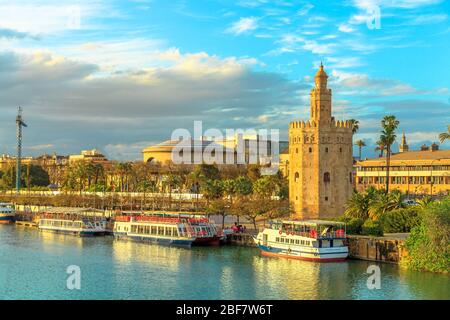 Séville, Andalousie, Espagne - 19 avril 2016 : Tour dorée ou Torre del Oro, tour militaire médiévale au bord de la rivière de Séville au coucher du soleil. Ville Banque D'Images