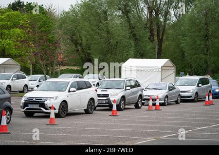 PLAQUES D'IMMATRICULATION PIXELLISÉES PAR PA PICTURE DESK Cars en file d'attente sur un site d'essai de coronavirus dans un parking de Chessington World of Adventures, dans le Grand Londres, alors que le Royaume-Uni continue de se verrouiller pour aider à freiner la propagation du coronavirus. Banque D'Images