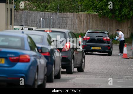 PLAQUES D'IMMATRICULATION PIXELLISÉES PAR PA PICTURE DESK Cars en file d'attente sur un site d'essai de coronavirus dans un parking de Chessington World of Adventures, dans le Grand Londres, alors que le Royaume-Uni continue de se verrouiller pour aider à freiner la propagation du coronavirus. Banque D'Images