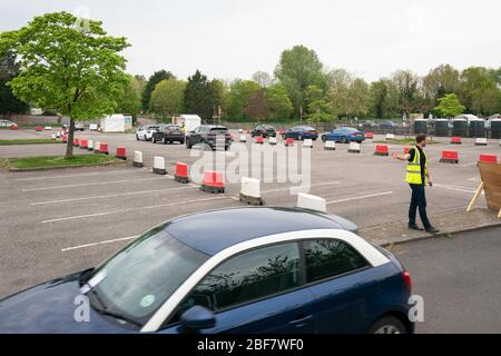 PLAQUES D'IMMATRICULATION PIXELLISÉES PAR PA PICTURE DESK Cars en file d'attente sur un site d'essai de coronavirus dans un parking de Chessington World of Adventures, dans le Grand Londres, alors que le Royaume-Uni continue de se verrouiller pour aider à freiner la propagation du coronavirus. Banque D'Images