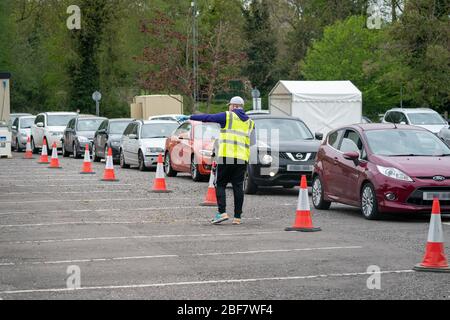 PLAQUES D'IMMATRICULATION PIXELLISÉES PAR PA PICTURE DESK Cars en file d'attente sur un site d'essai de coronavirus dans un parking de Chessington World of Adventures, dans le Grand Londres, alors que le Royaume-Uni continue de se verrouiller pour aider à freiner la propagation du coronavirus. Banque D'Images