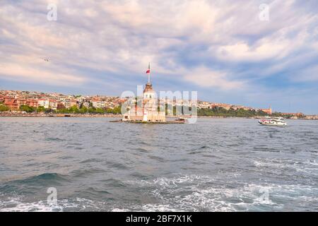 Paysage de la Tour de la Maiden. La Tour de la Maiden est sur les eaux d'Uskudar et peut être considérée comme la pierre angulaire du Bosphore. Banque D'Images