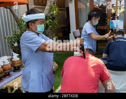 Bangkok, Thaïlande - 29 février 2020:un massage thaïlandais au marteau (Tok Sen), donné à l'extérieur à Bangkok/ Banque D'Images