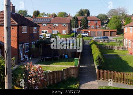 Un sentier menant à la Pléasance de Springwell Avenue à Swillington Banque D'Images