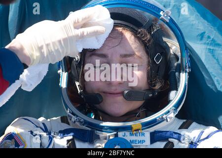 Zhezkazgan, Kazakhstan. 17 avril 2020. L'astronaute Jessica Meir, de l'expédition 62, est vue à l'extérieur de l'engin Soyuz MS-15 après son atterrissage avec l'astronaute de la NASA Andrew Morgan et le cosmos cosmonaute Oleg Skripochka dans une zone éloignée près de Zhezkazgan, au Kazakhstan, le 17 avril 2020. Meir et Skripochka sont retournés après 205 jours dans l'espace, et Morgan après 272 jours dans l'espace. Les trois membres ont été membres d'équipage de l'expédition 60-61-62, à bord de la Station spatiale internationale. Photo d'Andrey Shelepin/NASA/GCTC//UPI crédit: UPI/Alay Live News Banque D'Images