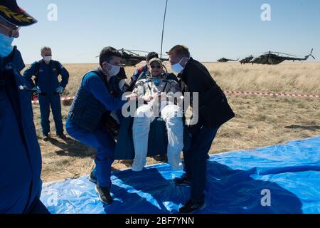 Zhezkazgan, Kazakhstan. 17 avril 2020. Andrew Morgan, membre de l'équipage de la NASA, est transporté dans un véhicule tout-terrain (VTT) peu après qu'il, l'astronaute de la NASA Jessica Meir et le cosmos cosmonaute Oleg Skripochka ont atterri dans leur vaisseau Soyuz MS-15 près de la ville de Zhezkazgan, au Kazakhstan, le 17 avril 2020. Meir et Skripochka sont retournés après 205 jours dans l'espace, et Morgan après 272 jours dans l'espace. Les trois membres ont été membres d'équipage de l'expédition 60-61-62, à bord de la Station spatiale internationale. Photo d'Andrey Shelepin/NASA/GCTC//UPI crédit: UPI/Alay Live News Banque D'Images