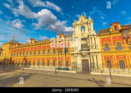 Vue aérienne du Palais de San Telmo, siège de la présidence du gouvernement andalou, Séville, Andalousie, Espagne. C'est un bâtiment baroque. Banque D'Images